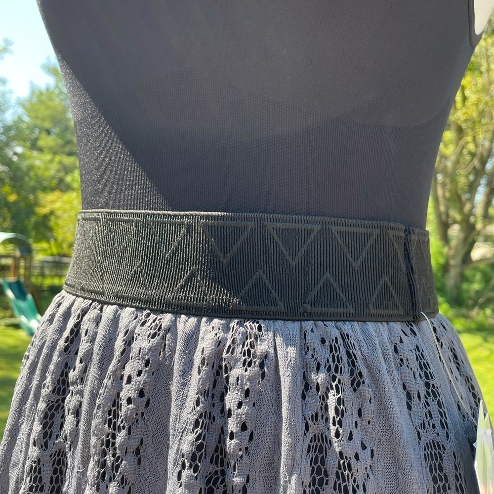 🍄LuLaRoe Gray Lace Midi Skirt - Picture 4 of 6